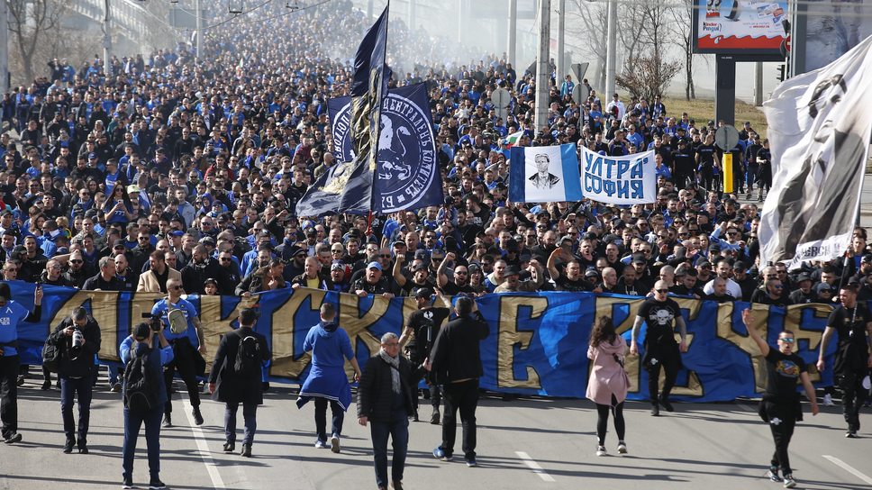 Мащабно шествие на феновете на Левски преди мача с Локо Пд