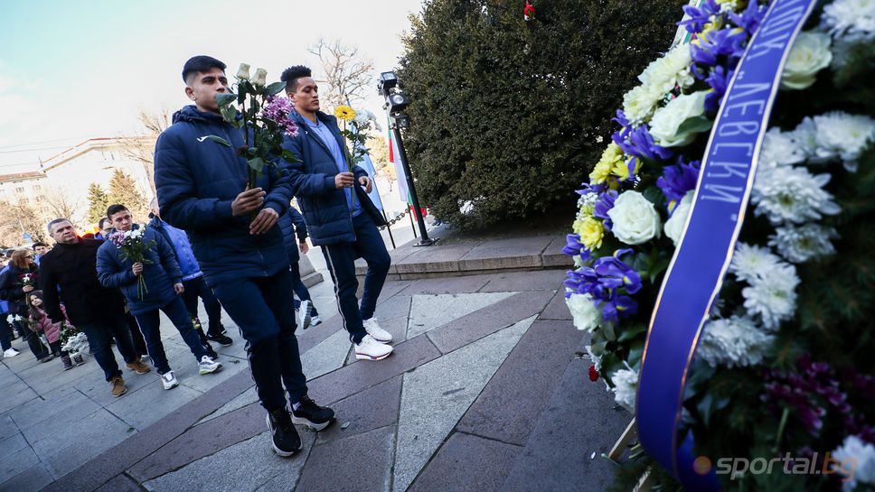 Ръководство, футболисти и фенове на Левски поднасят венци пред паметника на Васил Левски