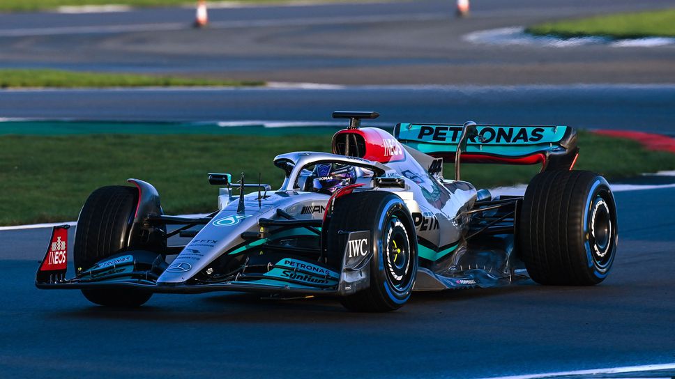 Мерцедес обясниха защо се завърнаха към сребристото