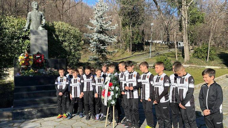 Футболен клуб Локомотив Пловдив и Фенклуб Локомотив Пловдив отдадоха почит
