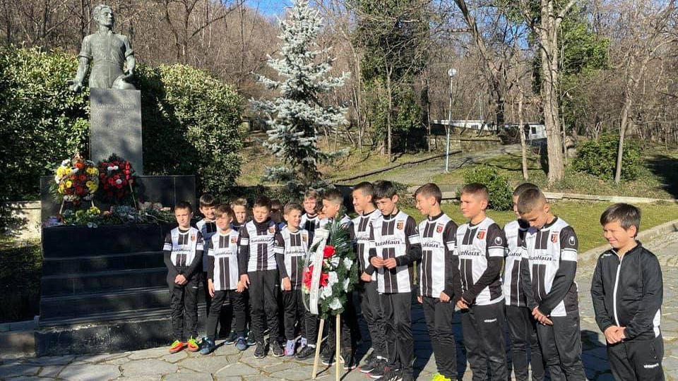 "Черно-бялата" общност поднесе венци пред паметника на Васил Левски