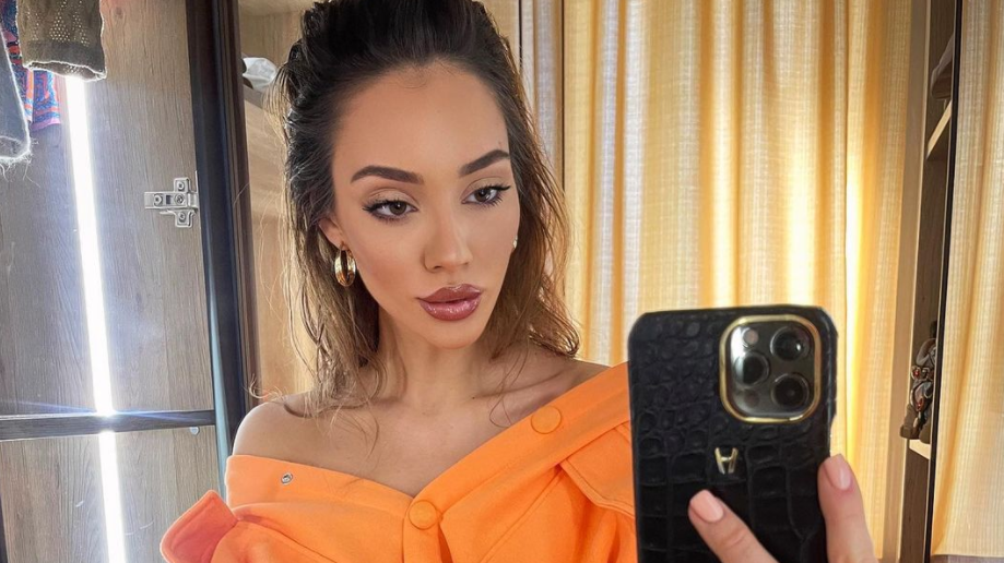 Пищна певица се разголи