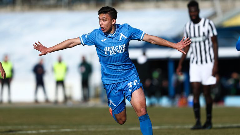  Кръстев си потегля от 