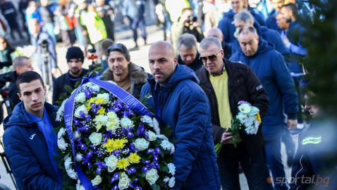 Ръководство и фенове на Левски поднесоха венци пред паметника на Апостола