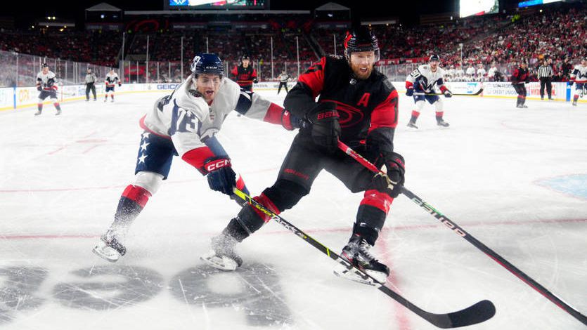 Каролина победи Вашингтон в мач на открито в НХЛ