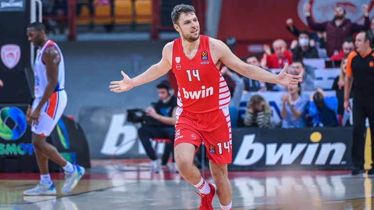 Голямата звезда на българския баскетбол Александър Везенков получи статуетката си