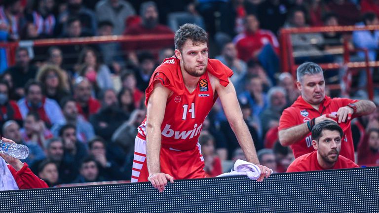 Александър Везенков и съотборниците му от Олимпиакос спечелиха редовния сезон