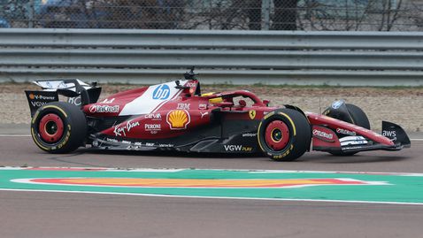 Люис Хамилтън определи уникалното във Ферари, което не е изпитвал в Мерцедес