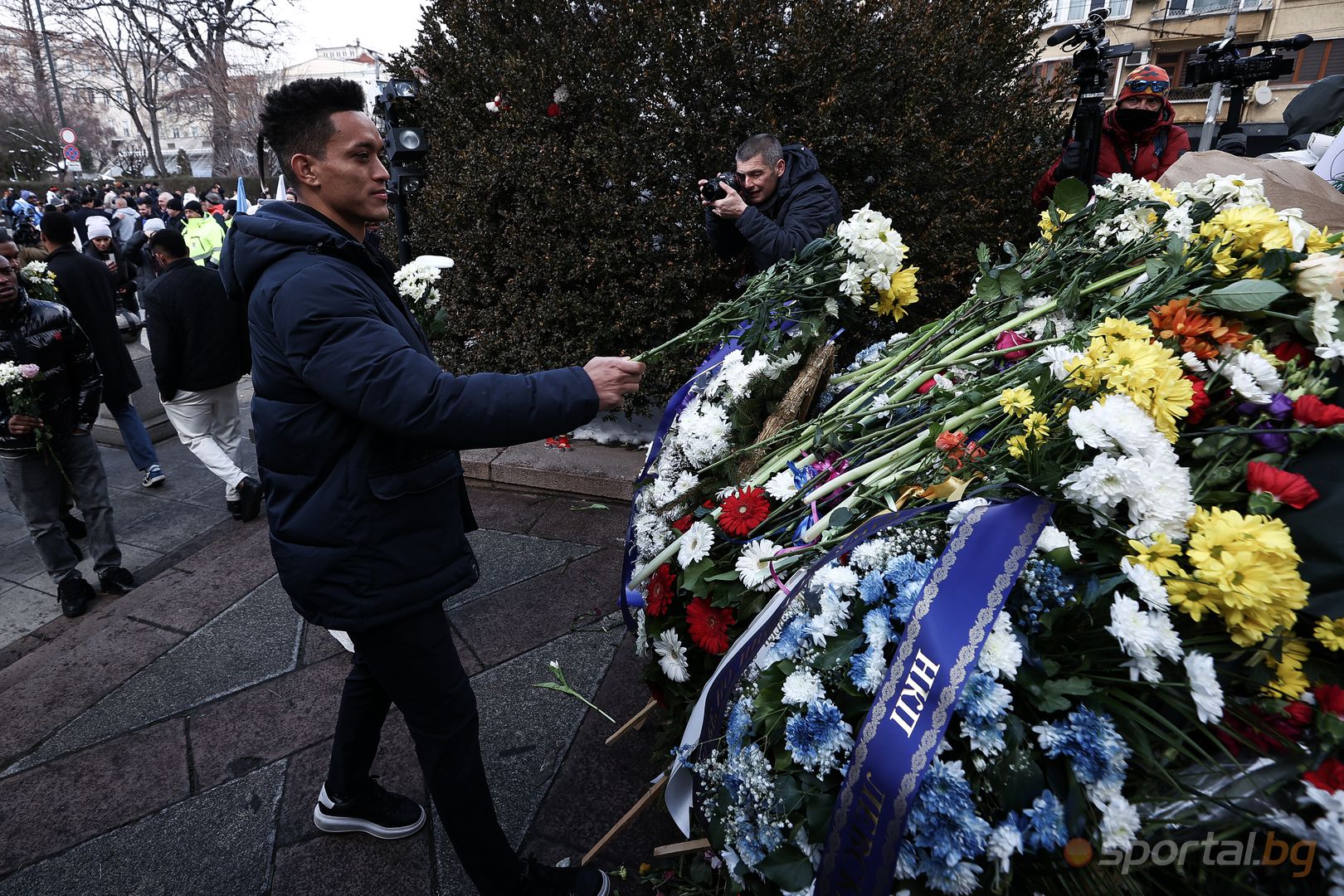 Отборът на Левски поднася цветя пред паметника на Апостола