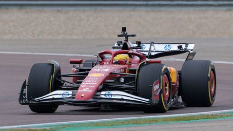 И Хамилтън врътна първите си обиколки с новото Ферари