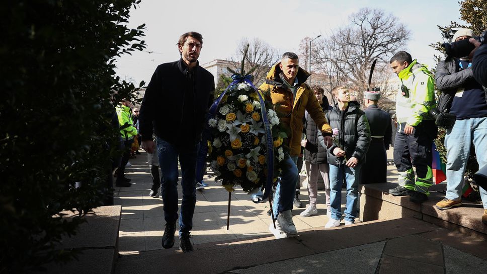 Футболистите на Левски поднасят венци пред паметника на Апостола