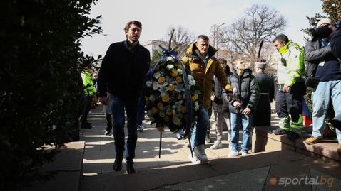  Ръководство, треньори, ветерани, юноши и почитатели на Левски отдадоха респект на Апостола 