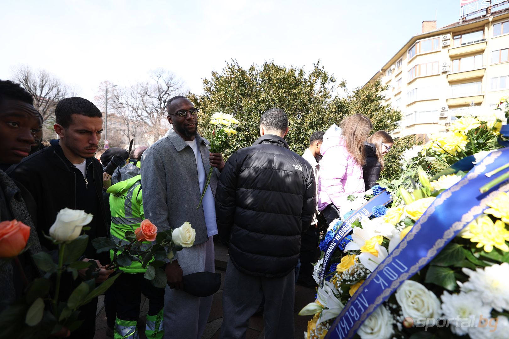 Футболистите на Левски поднасят венци пред паметника на Апостола