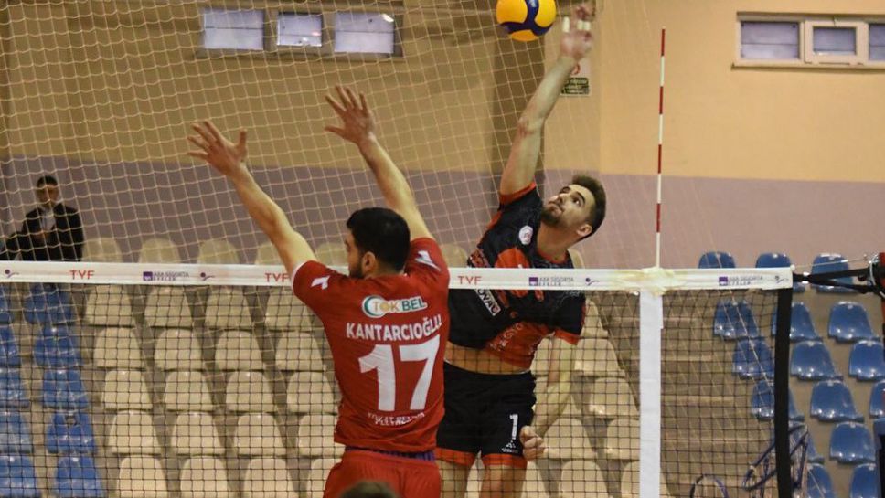 Силен Мартин Атанасов със 17 точки, Зираатбанк с трудна 19-а победа в Турция 🏐