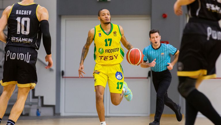 Гардът на баскетболния отбор на Шумен Ишмаел Ел Амин постепенно се