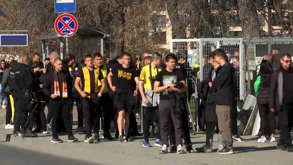 Феновете на Ботев (Пловдив) започнаха да се събират за голямото градско дерби
