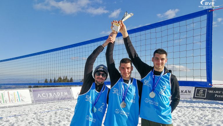 България спечели титлата в първото Балканско първенство по снежен волейбол.