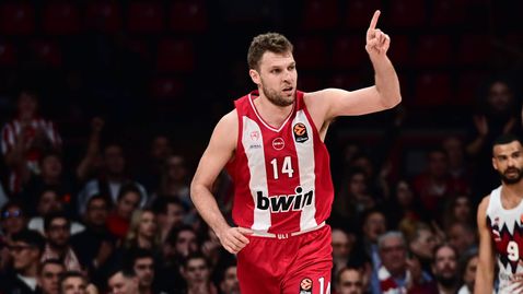 Везенков пише история и блести за нова победа на Олимпиакос в Евролигата