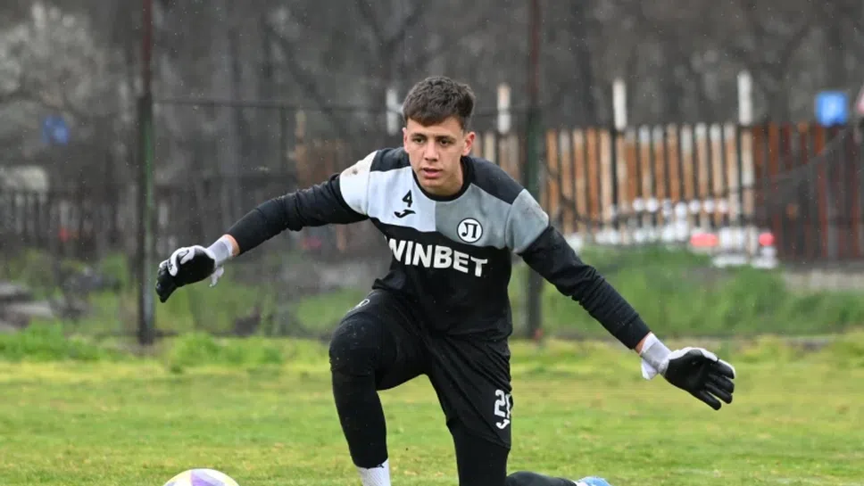 Юноша влиза в групата на Локо