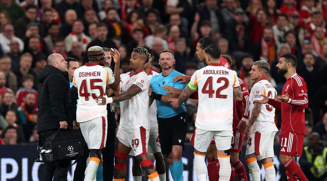 Осимен играл със счупена ръка срещу Ливърпул, друг е със срязан пръст