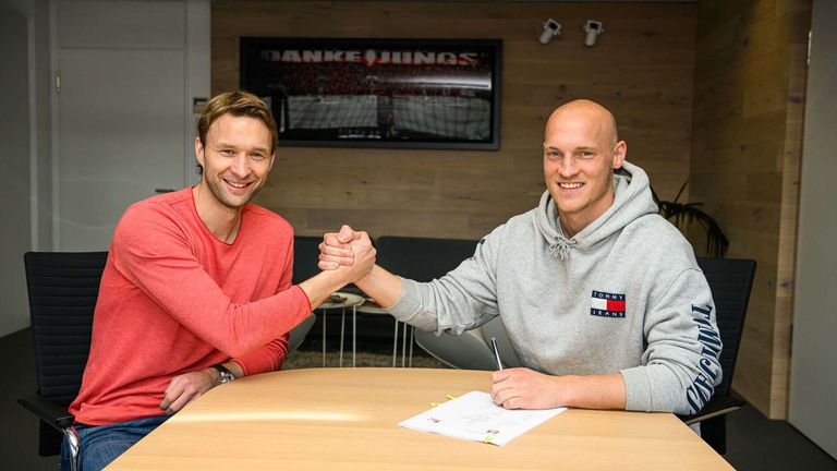  Резервният вратар на Байер (Л) преподписа с 