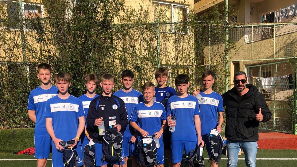 Бивш футболист тренира безвъзмездно деца от Украйна