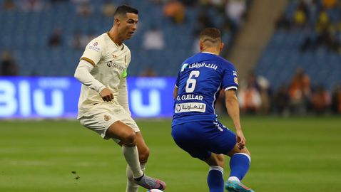  Кристиано с непристоен жест към почитатели, които скандират името на Меси 