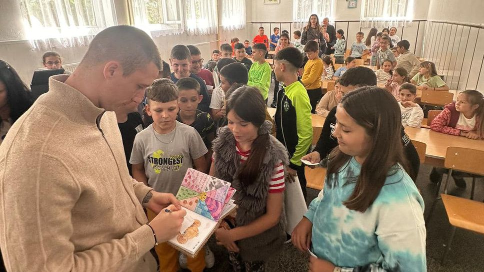Антон Недялков чете на деца