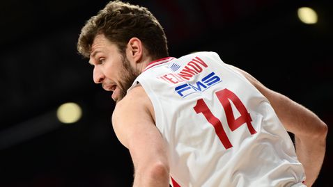 Везенков и Олимпиакос не сбъркаха срещу Арис