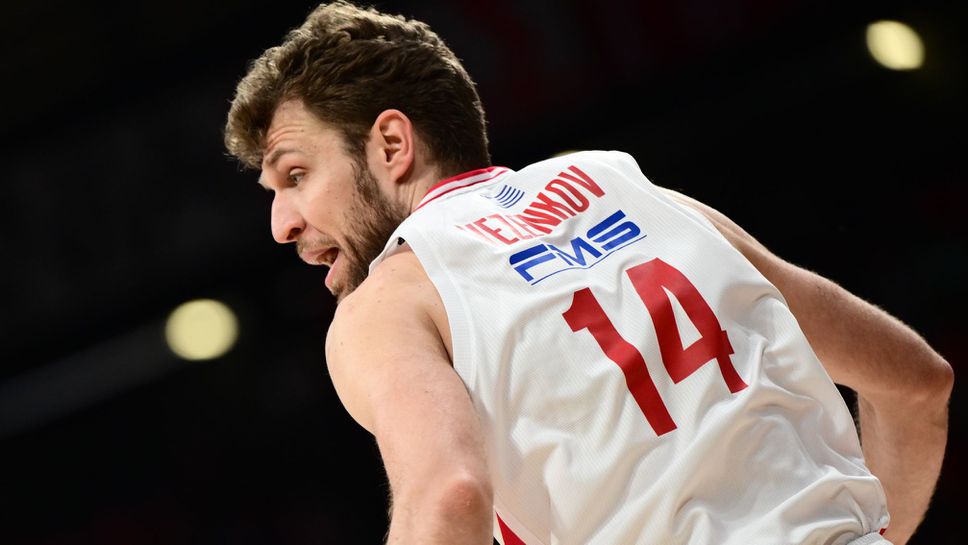 Везенков и Олимпиакос не сбъркаха срещу Арис