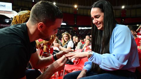 Предложение за брак на мач на Везенков