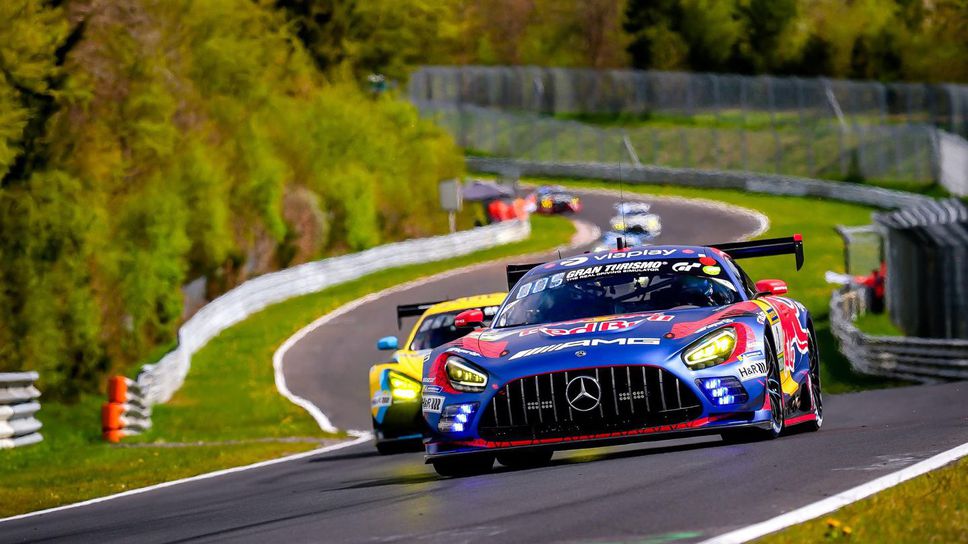 Верстапен не успя да спечели на „Нюрбургринг“ заради повреда