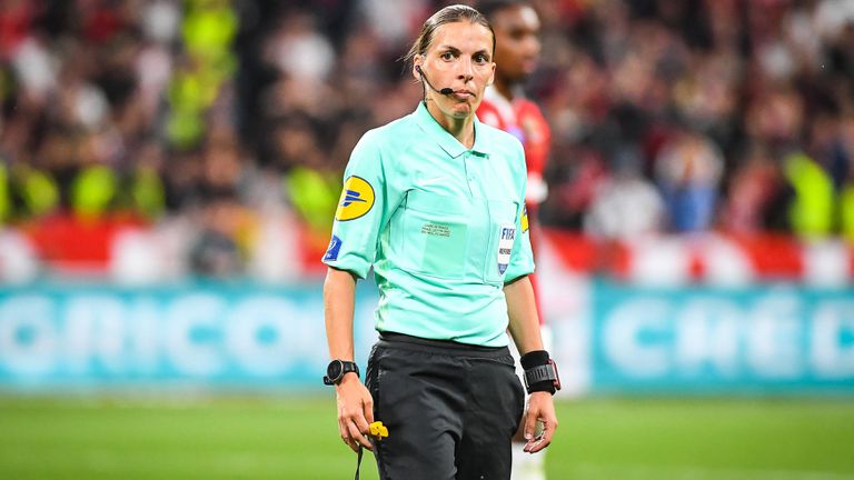 Световната футболна централа ФИФА обяви списък от 36 рефери които