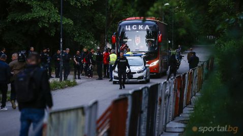 Футболистите на ЦСКА - София се изнизаха през сектор "Б" с помощта на полицията (видео)