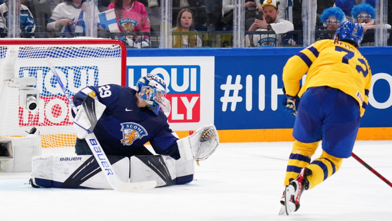 Швеция нанесе първа загуба на Финландия на световното първенство по хокей на лед