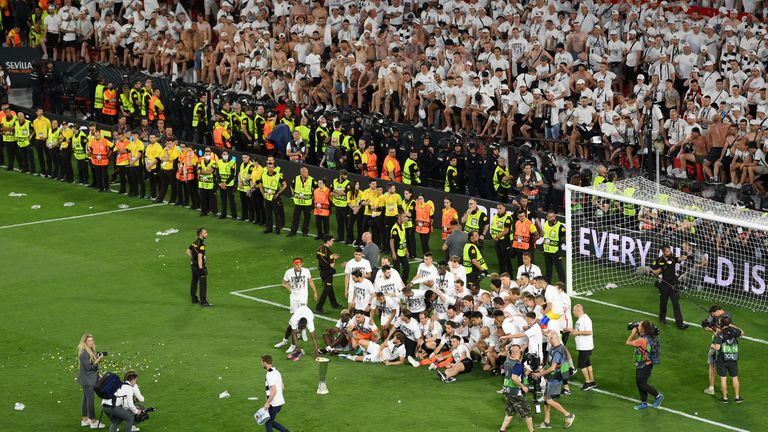  Футболистите на Айнтрахт ще бъдат посрещнати като герои 