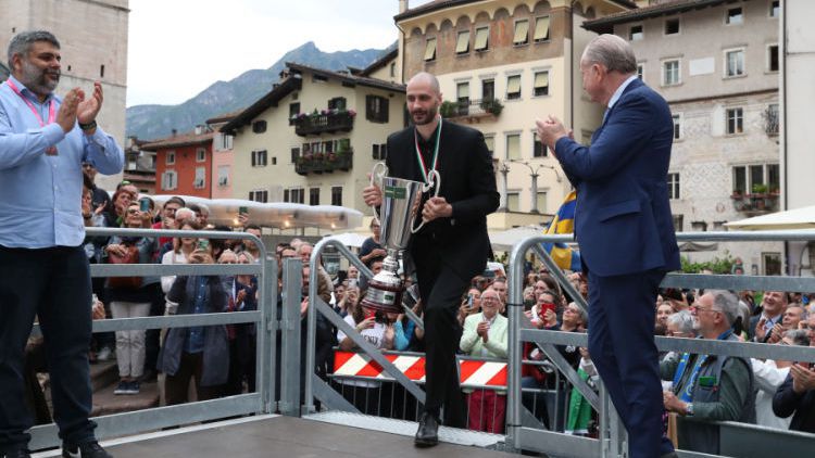 Матей Казийски показа шампионската купа на Piazza Duomo в Тренто