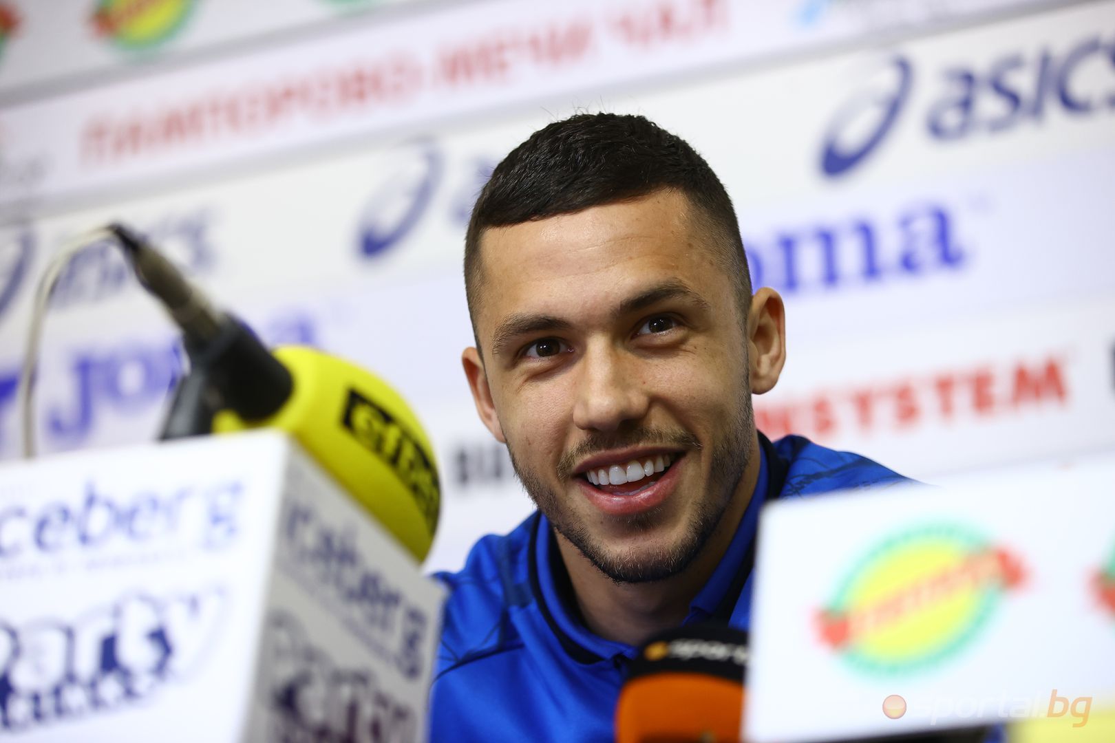  Станислав Иванов с наградата за състезател номер 1 на 27-и кръг в efbet Лига 