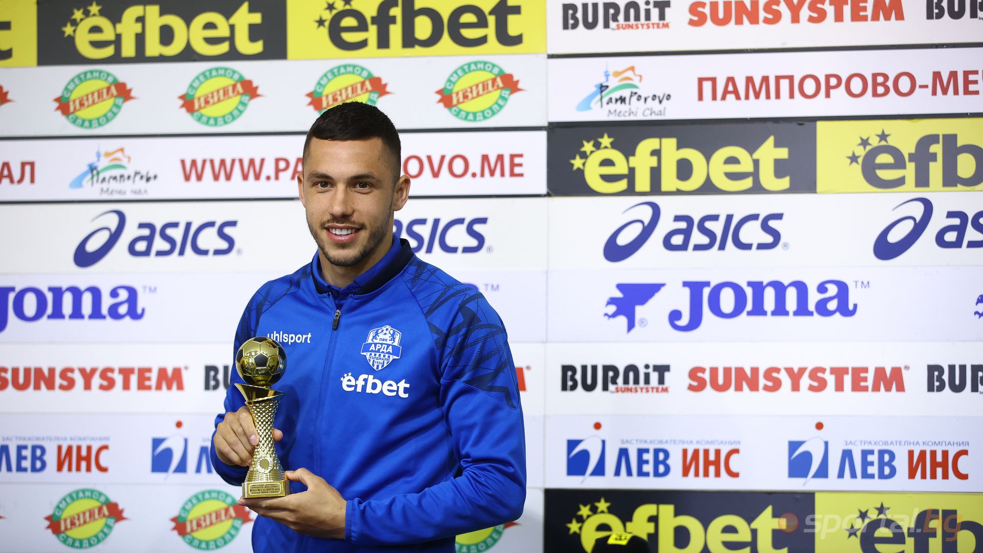  Станислав Иванов с наградата за състезател номер 1 на 27-и кръг в efbet Лига 