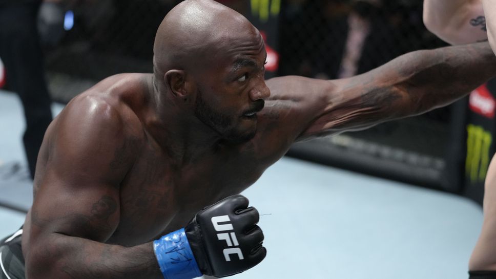 Раунтри надхитри Хил в главната битка на UFC Баку