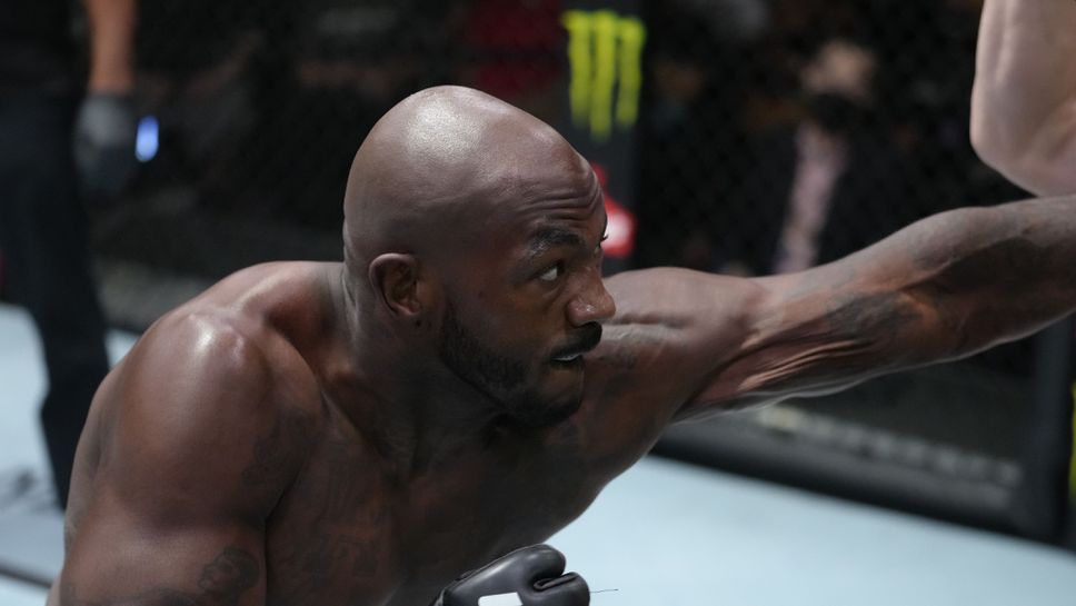 Раунтри надхитри Хил в главната битка на UFC Баку