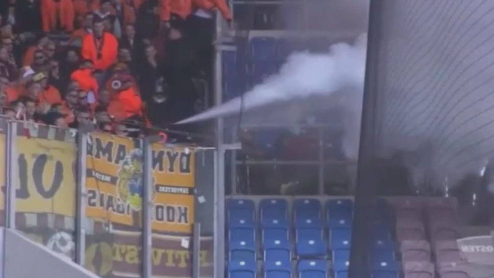 Фен на Динамо (Дрезден) пръска срещу полицията с пожарогасител