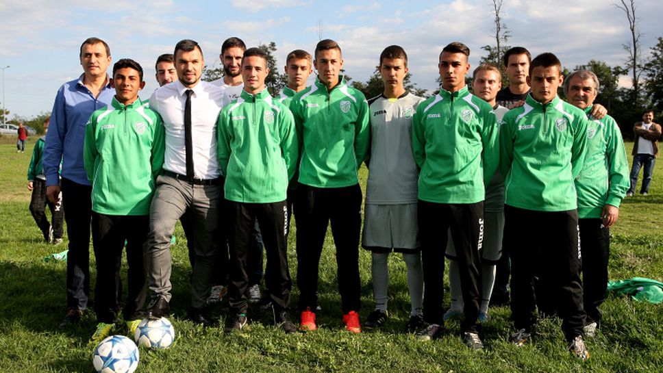 Божинов подари екипи и даде ценни съвети на младите таланти в Пазарджик