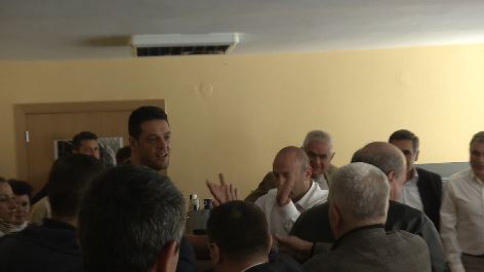 Без коментар: Бурни аплодисменти за Пламен Константинов на срещата с кандидат-кметовете