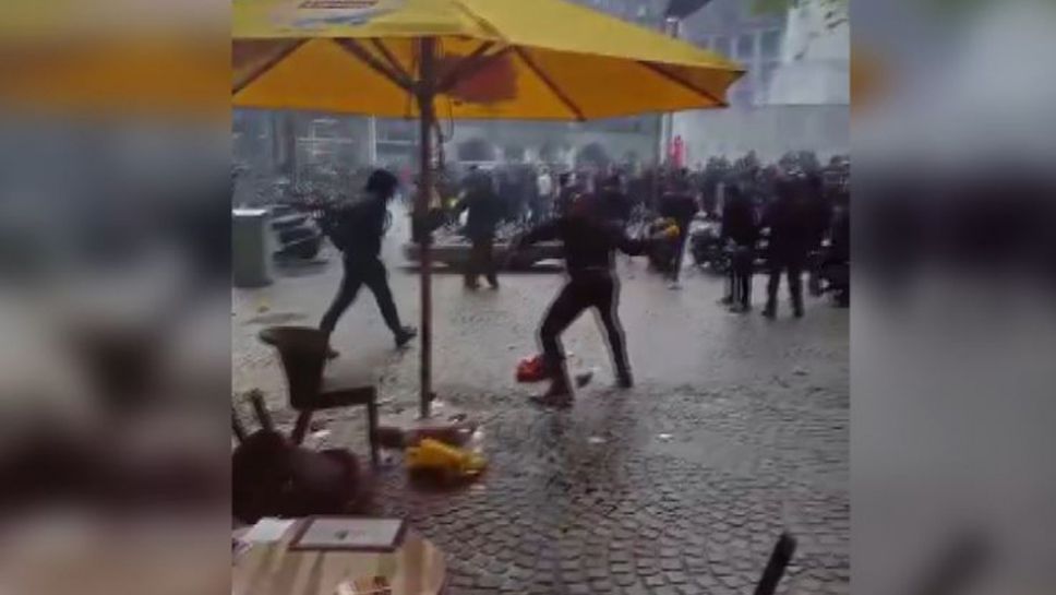 Феновете на Фенербахче в битка с полицията преди мача с Аякс