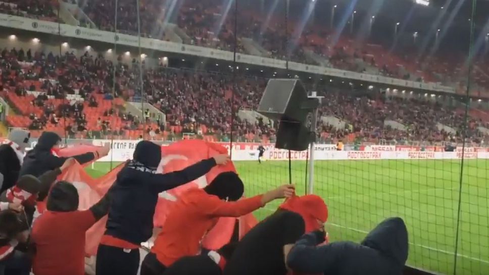 Фенове на Спартак Москва наказаха турски флагове на срещата с Криля Советов