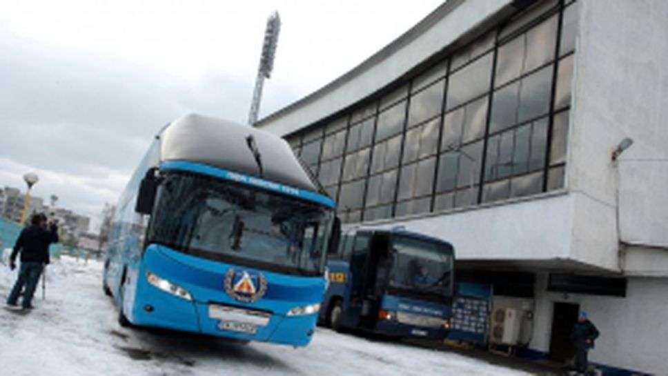 Футболистите на Левски заминаха на лагер в Сандаски