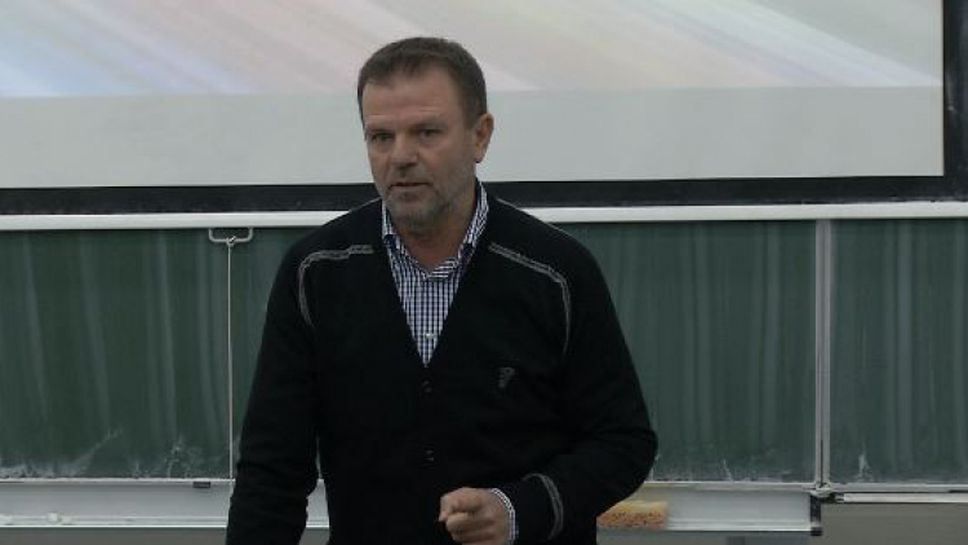 Стойчо Младенов: Трябва да запазим честта на треньорите