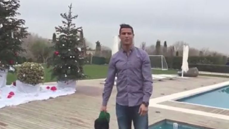 Кристиано Роналдо показа къщата си и пожела весели празници на всички