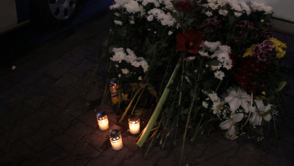 Цветя и запалени свещи в памет на убития фен на Левски - Андрей Монов
